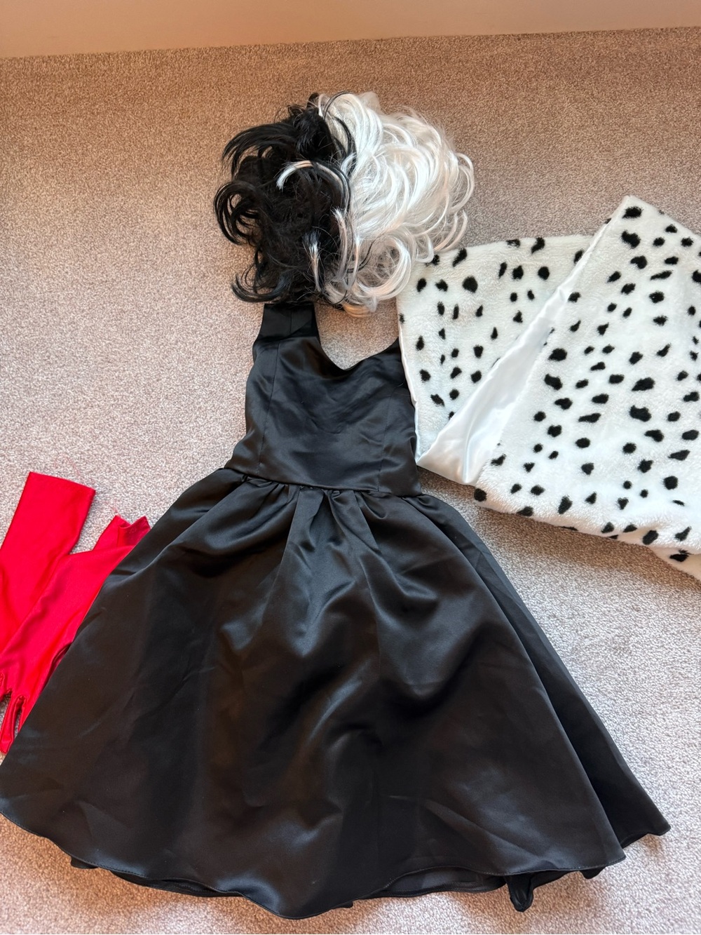 Cruella Deville Villain Dress Costume with Dalmatian Cape and Black-White Wig